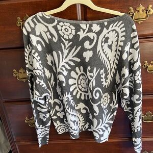 Grey and white floral print boat neck sweater. M.